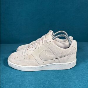 Size 7.5 - Women’s Nike Court Visión Low